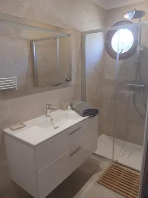 Salle de bains dans l'établissement joli appartement lumio