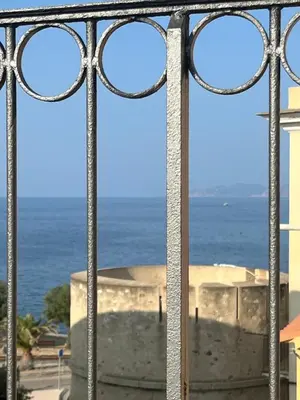 Vue générale sur la mer ou vue sur la mer prise depuis l'appartement