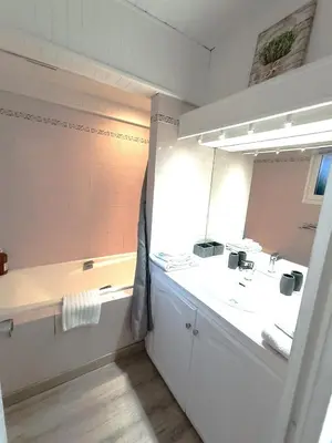 Salle de bains dans l'établissement studio cosy vue mer