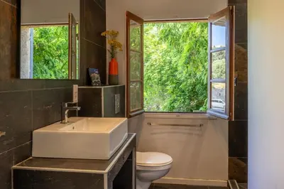 Salle de bains dans l'établissement Maison Saligastri