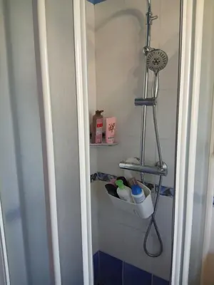 Salle de bains dans l'établissement Chez Rachel chambre et salle bain privative chez l'habitant
