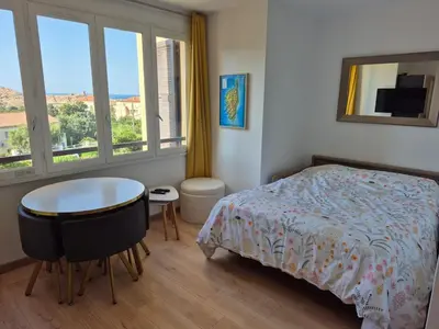 Un ou plusieurs lits dans un hébergement de l'établissement City center apartment with sea view