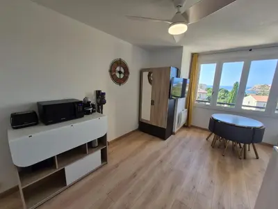 Cuisine ou kitchenette dans l'établissement City center apartment with sea view