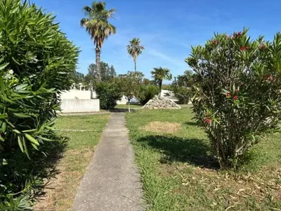 Jardin de l'établissement T2 climatisé avec piscine