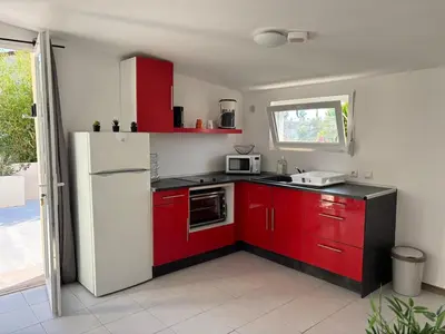 Cuisine ou kitchenette dans l'établissement T2 climatisé avec piscine