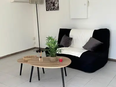 Coin salon dans l'établissement T2 climatisé avec piscine