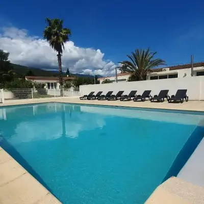 T2 climatisé avec piscine