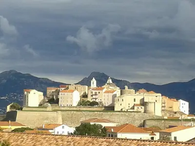Vue générale sur la montagne ou vue sur la montagne depuis l'appartement