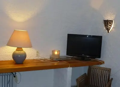 Télévision ou salle de divertissement dans l'établissement Appartement confortable avec vue sur le port