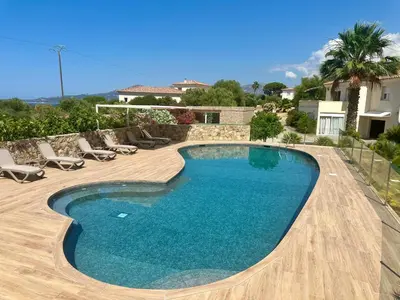 Piscine de l'établissement Manureva Calvi ou située à proximité