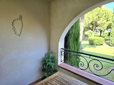 Balcon ou terrasse dans l'établissement Cozy 2-room beachfront Résidence Sognu Di Mare Casa Serenita