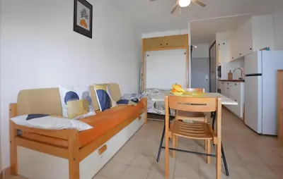 Cuisine ou kitchenette dans l'établissement Studio Piscine Et Plage