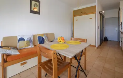 Coin salon dans l'établissement Studio Piscine Et Plage