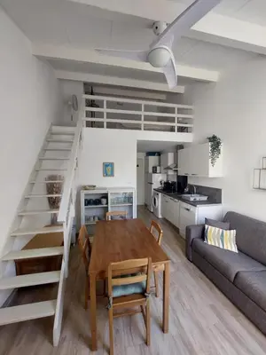 Cuisine ou kitchenette dans l'établissement Appartement lumineux a CALVI