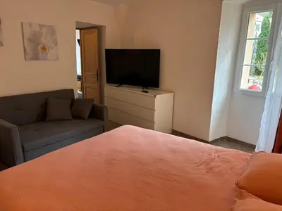 Télévision ou salle de divertissement dans l'établissement Appartement Spacieux Vue Montagne- Parking gratuit- Proche ÎLE ROUSSE