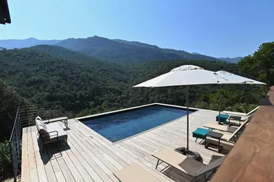 Vue générale sur la montagne ou vue sur la montagne depuis la villa