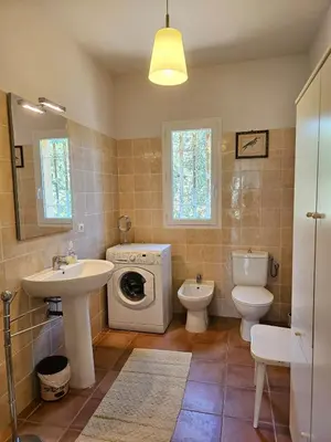Salle de bains dans l'établissement Belle villa vue mer Pietracorbara Cap Corse