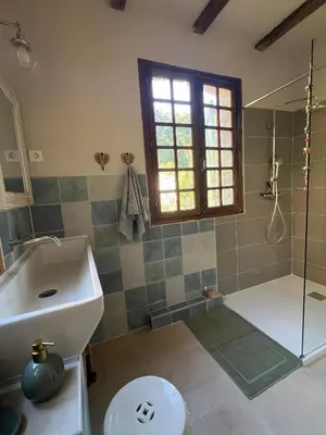 Salle de bains dans l'établissement To a Book House in Corsica - chambres d'hôtes