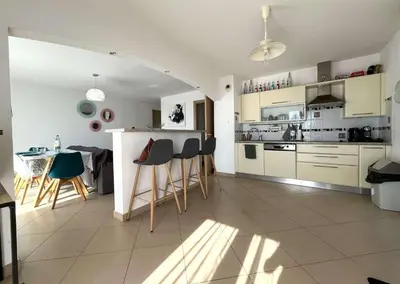 Cuisine ou kitchenette dans l'établissement MORIANI Centre Lumineux T3 à deux pas de la mer et commerces