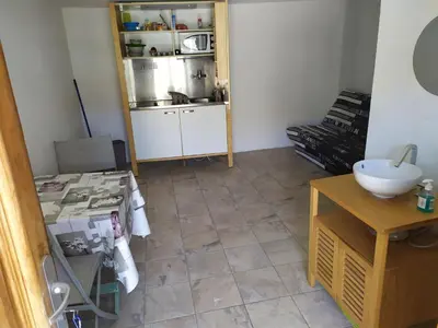Cuisine ou kitchenette dans l'établissement Studio a petit prix