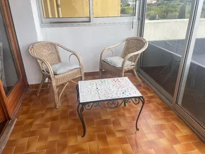 Coin salon dans l'établissement Face aux îles terrasse et parking
