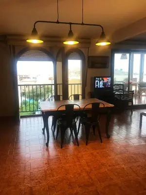 Télévision ou salle de divertissement dans l'établissement Face aux îles terrasse et parking