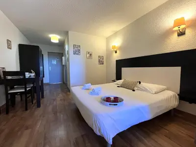 Un ou plusieurs lits dans un hébergement de l'établissement ST FLORENT Cosy Studio climatisé avec piscine