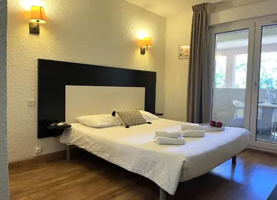 Un ou plusieurs lits dans un hébergement de l'établissement ST FLORENT Cosy Studio climatisé avec piscine