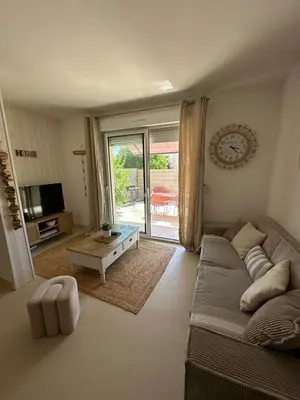Télévision ou salle de divertissement dans l'établissement La Villa des Sables Borgu