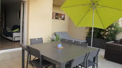 Coin salon dans l'établissement APPARTEMENT ILE ROUSSE VUE MER 5mn PLAGE