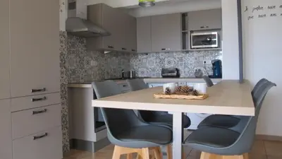 Cuisine ou kitchenette dans l'établissement APPARTEMENT ILE ROUSSE VUE MER 5mn PLAGE