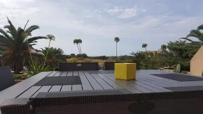 Jardin de l'établissement APPARTEMENT ILE ROUSSE VUE MER 5mn PLAGE