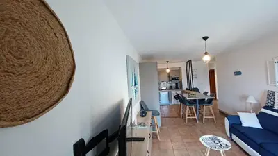 Télévision ou salle de divertissement dans l'établissement APPARTEMENT ILE ROUSSE VUE MER 5mn PLAGE