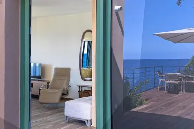 Vue générale sur la mer ou vue sur la mer prise depuis l'appartement