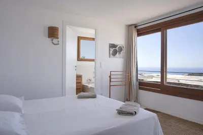 Un ou plusieurs lits dans un hébergement de l'établissement Luciola, villa with sea view and sunset