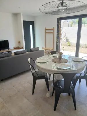 Coin salon dans l'établissement charmante maison neuve proche plage et commerces