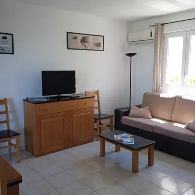 Télévision ou salle de divertissement dans l'établissement Villa A7 Aulyna - Vue mer climatisée