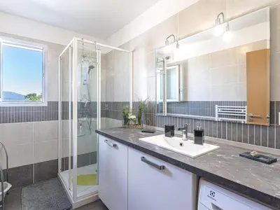 Salle de bains dans l'établissement Apartment Albarella by Interhome
