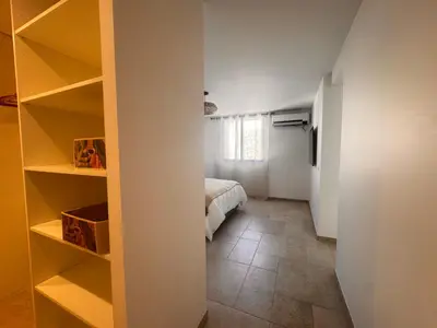 Un ou plusieurs lits dans un hébergement de l'établissement Superbe Villa Arià avec piscine chauffée