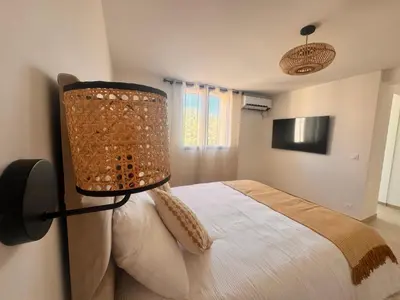 Un ou plusieurs lits dans un hébergement de l'établissement Superbe Villa Arià avec piscine chauffée