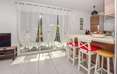 Télévision ou salle de divertissement dans l'établissement Villa Moderne Plage À Pieds