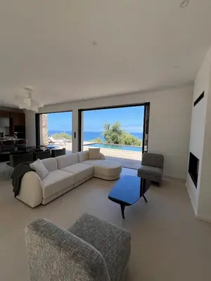 Coin salon dans l'établissement Villa Antoine, piscine & vue mer magique