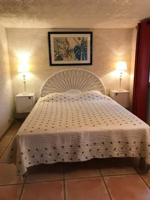 Un ou plusieurs lits dans un hébergement de l'établissement Agréable Location au coeur du vignoble DOMINICI THERESE