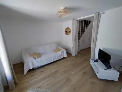 Télévision ou salle de divertissement dans l'établissement Villa bord de mer Résidence Alba Serena