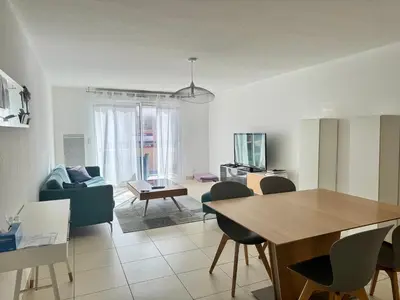 Télévision ou salle de divertissement dans l'établissement Appart 2 Chambres Charley super emplacement et parking