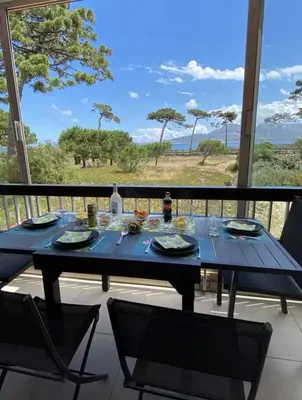 Balcon ou terrasse dans l'établissement Vue Mer à Calvi – Le Paradis les Pieds dans l’Eau