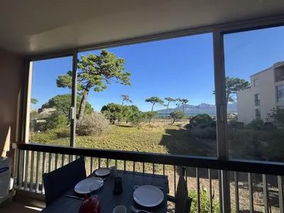 Balcon ou terrasse dans l'établissement Vue Mer à Calvi – Le Paradis les Pieds dans l’Eau