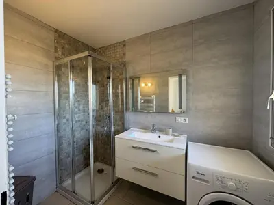 Salle de bains dans l'établissement Vue Mer à Calvi – Le Paradis les Pieds dans l’Eau