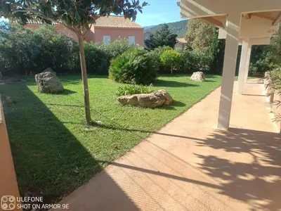 Jardin de l'établissement Appartement 4 pièces dans une petite résidence calme, climatisation et piscine