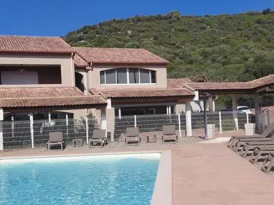 Piscine de l'établissement Appartement 4 pièces dans une petite résidence calme, climatisation et piscine ou située à proximité